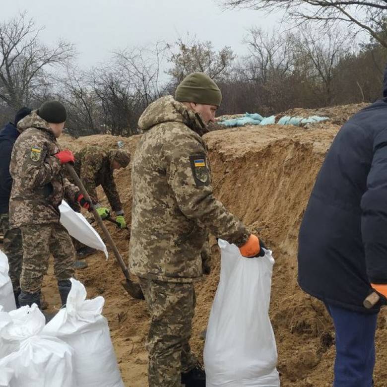 На Волині учасники добровольчого формування будують оборонні споруди ...