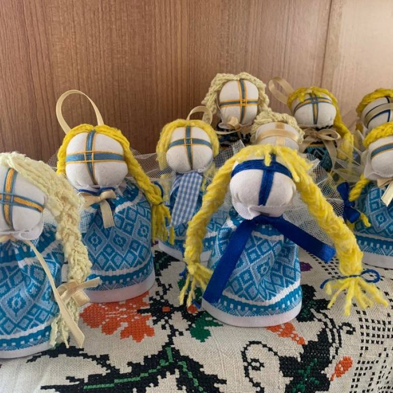 Волинські майстрині виготовляють обереги для захисників. ФОТО - Insider ...